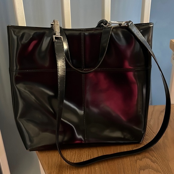 Gucci Handbags - Well loved black patent leather Gucci bag.